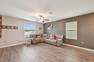 15461 Broad Brush Dr in Sun City Center, FL - Foto de edificio - Building Photo