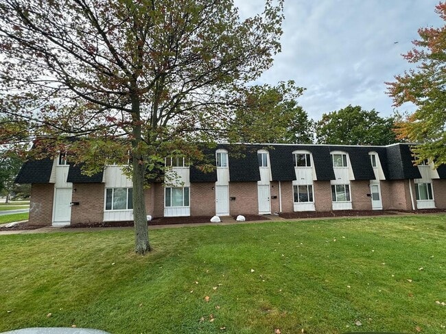 5510 Beavercrest Dr in Lorain, OH - Building Photo - Building Photo