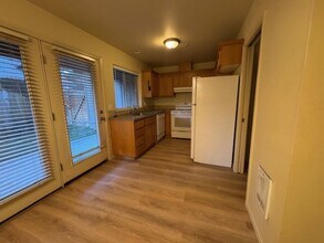 17 SW Roosevelt Ave in Bend, OR - Building Photo - Building Photo