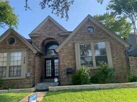 304 Cimarron Trail in Irving, TX - Building Photo