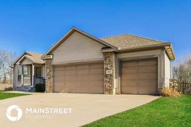 1605 Fairway Ct in Pleasant Hill, MO - Building Photo - Building Photo