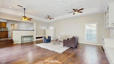 Charming Arlington residence offering spac in Arlington, TX - Foto de edificio - Building Photo