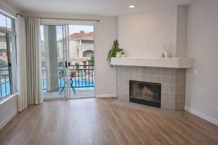 550 Camino de la Reina, Unit 550 in San Diego, CA - Building Photo