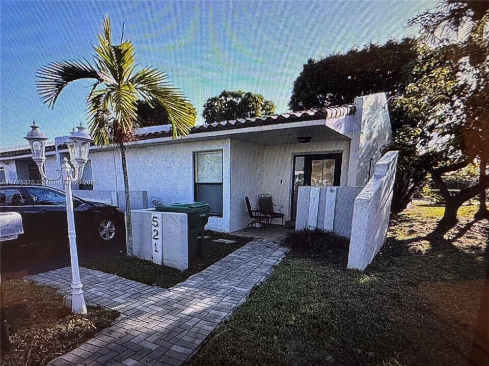 521 SW 93rd Ct in Miami, FL - Building Photo