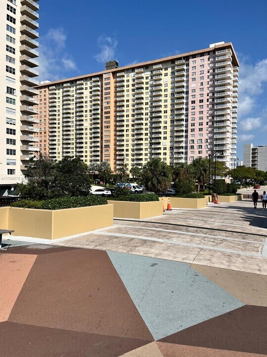 251 174th St, Unit 1716 in Sunny Isles Beach, FL - Foto de edificio