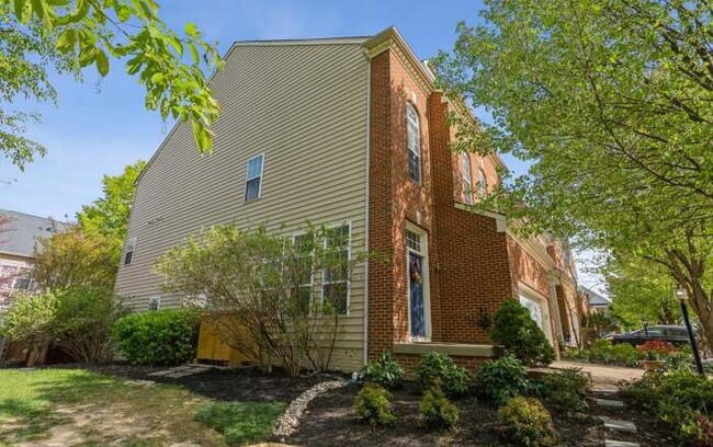 8338 Middle Ruddings Dr in Lorton, VA - Building Photo - Building Photo