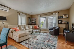 4045 N Montana AVE, Unit B (2nd floor)