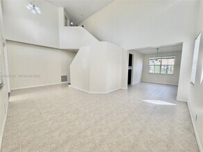 4383 Laurel Ridge Cir in Weston, FL - Building Photo - Building Photo