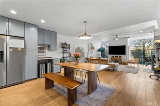 3880 Fredonia Dr, Unit D in Los Angeles, CA - Foto de edificio - Building Photo