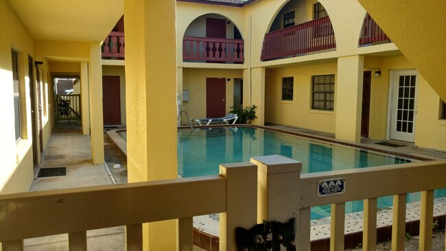 216 Glenview Blvd in Daytona Beach, FL - Foto de edificio - Building Photo