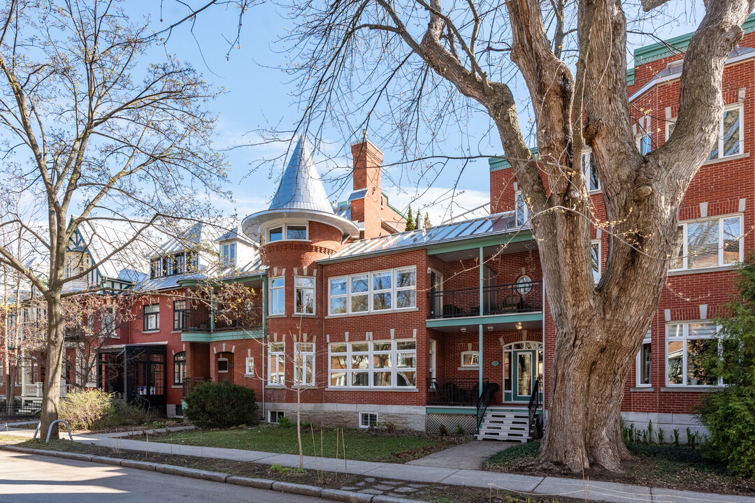 1075 Du Parc Av in Québec, QC - Building Photo