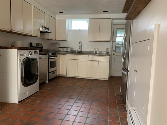 11 Bridge St, Unit B in Newton, MA - Building Photo - Building Photo