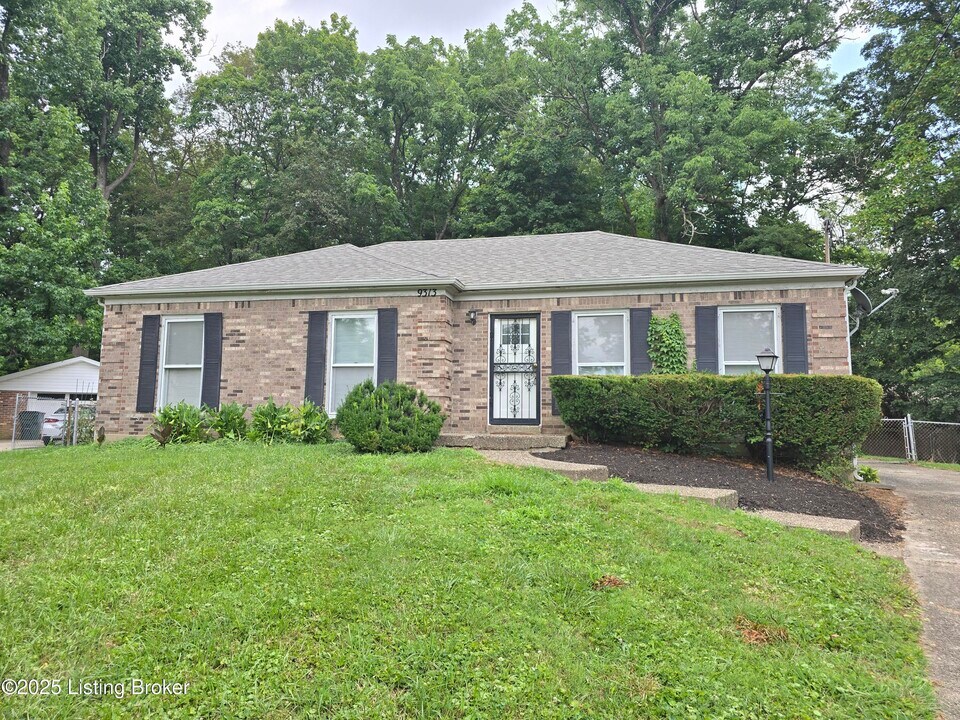 9313 Le Beau Ct in Louisville, KY - Building Photo