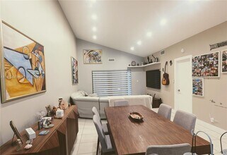 679 Racquet Club Rd in Weston, FL - Building Photo - Building Photo