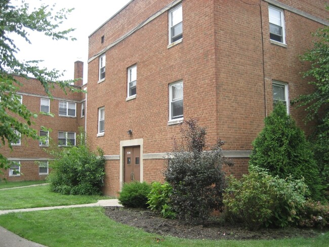 2734 Noble Rd in Cleveland Heights, OH - Foto de edificio - Building Photo