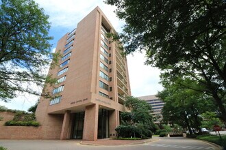 1805 Crystal Dr in Arlington, VA - Building Photo - Building Photo