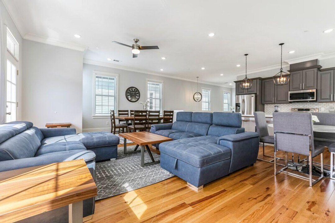 1220 Carondelet St in New Orleans, LA - Building Photo