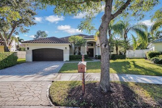 648 Lake Blvd in Weston, FL - Building Photo - Building Photo