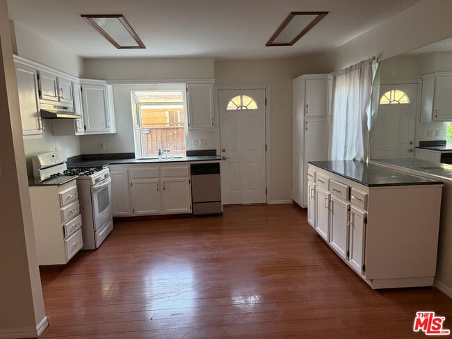 11705 Albers St in Los Angeles, CA - Building Photo - Building Photo