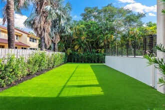 300 Ocean Blvd in Golden Beach, FL - Foto de edificio - Building Photo