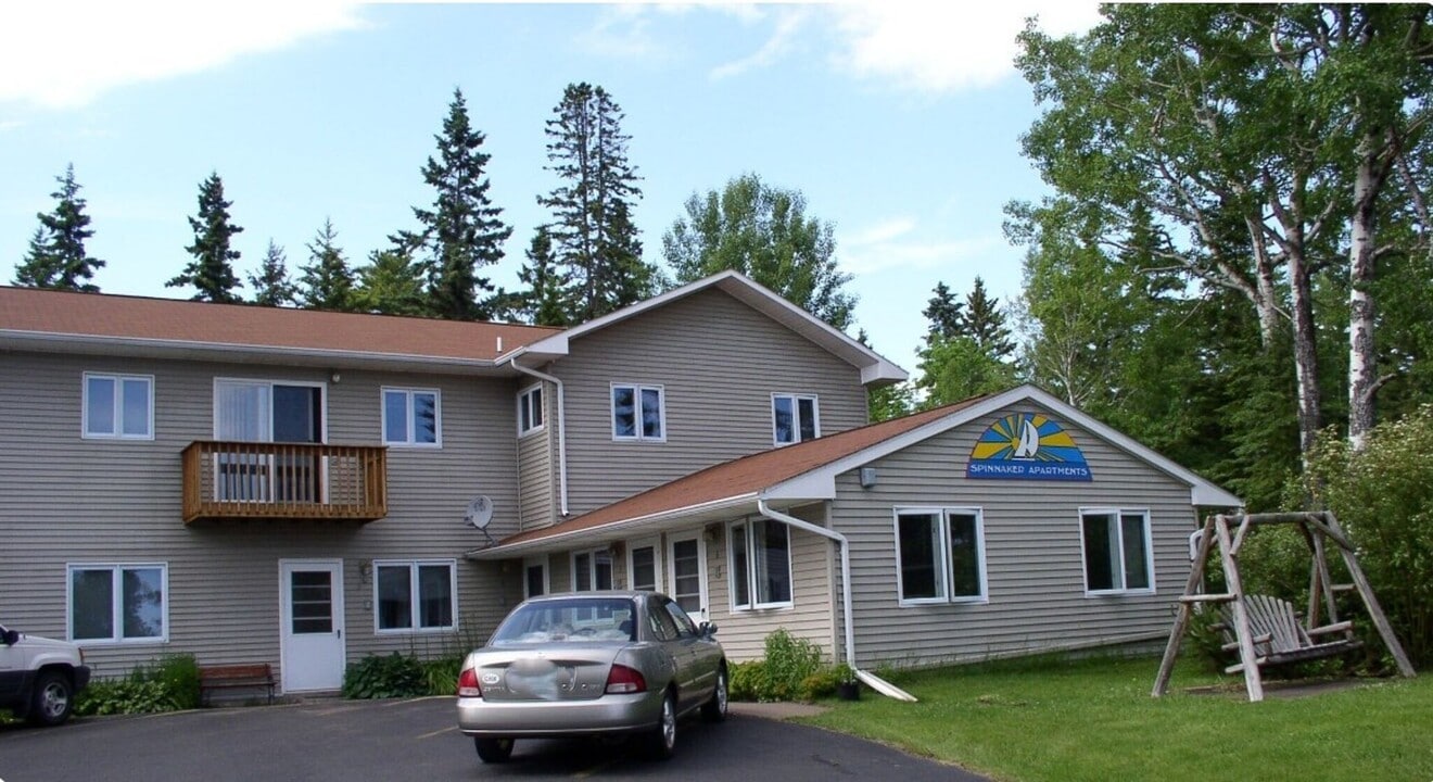 5427 N Shore Dr in Duluth, MN - Building Photo