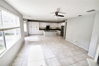 44 Pembroke in Irvine, CA - Foto de edificio - Building Photo