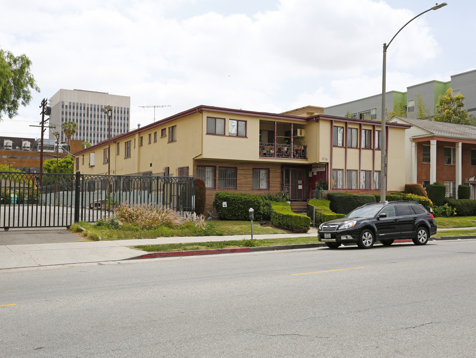 674 S Catalina St in Los Angeles, CA - Building Photo