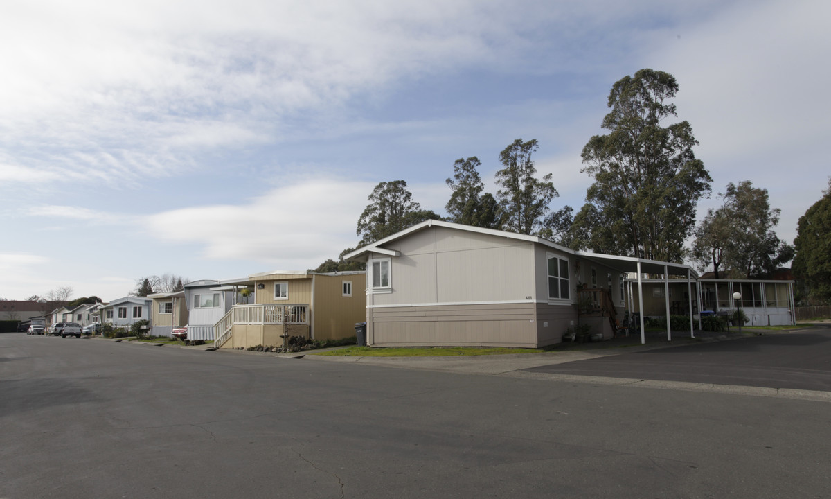 Capri Mobile Villa in Petaluma, CA - Building Photo