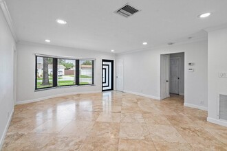 1024 NE 4th Ct. in Hallandale Beach, FL - Foto de edificio - Building Photo