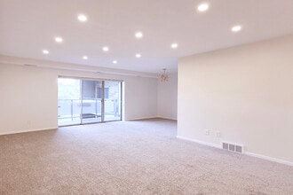 2112 Acacia Park Dr, Unit 424 in Lyndhurst, OH - Foto de edificio - Building Photo