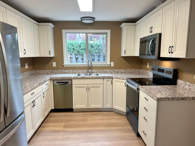 4879 SW Taylors Ferry Rd in Portland, OR - Building Photo - Building Photo