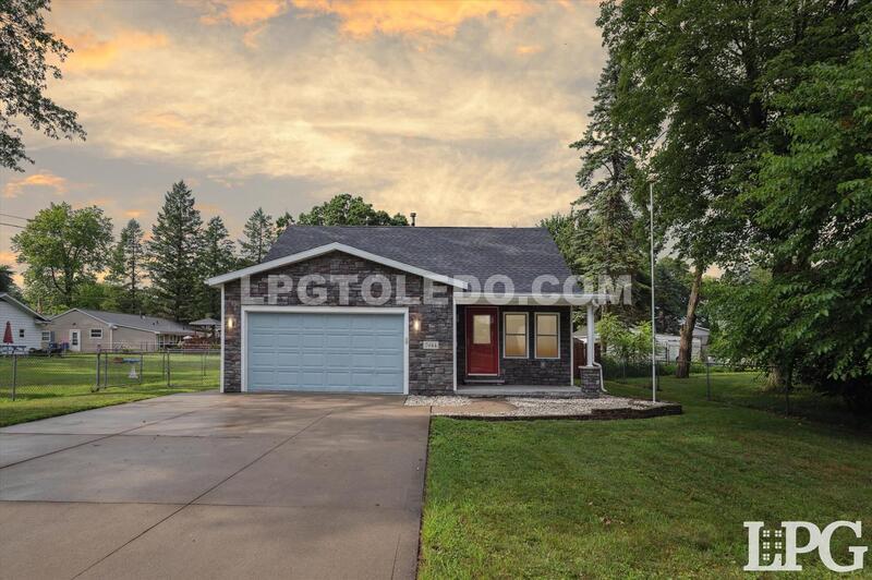 7044 Springfield Dr in Holland, OH - Foto de edificio