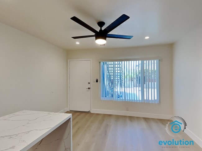 734-740.5-7405 Jamaica Ct in San Diego, CA - Foto de edificio - Building Photo