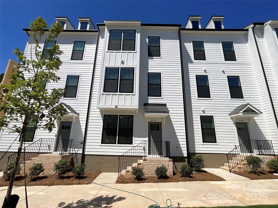 15340 Ballancroft Pkwy in Charlotte, NC - Building Photo