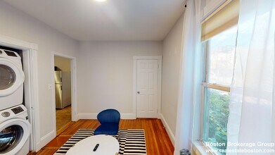 692 Columbia Rd, Unit 1 in Boston, MA - Building Photo - Building Photo