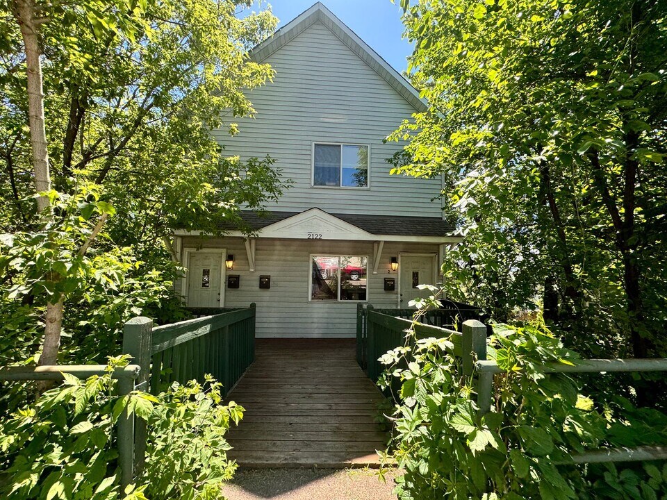 2122 W 4th St-Unit -#1 in Duluth, MN - Foto de edificio
