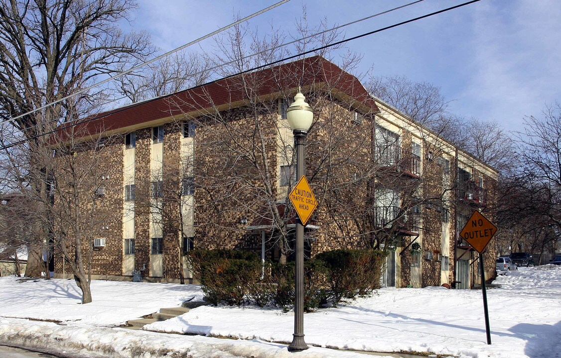 25 N Gifford St in Elgin, IL - Foto de edificio