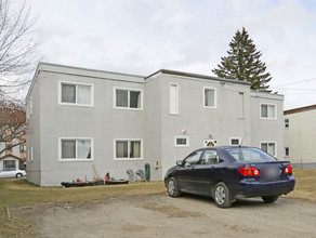 2215 Westmount Rd NW in Calgary, AB - Building Photo - Building Photo