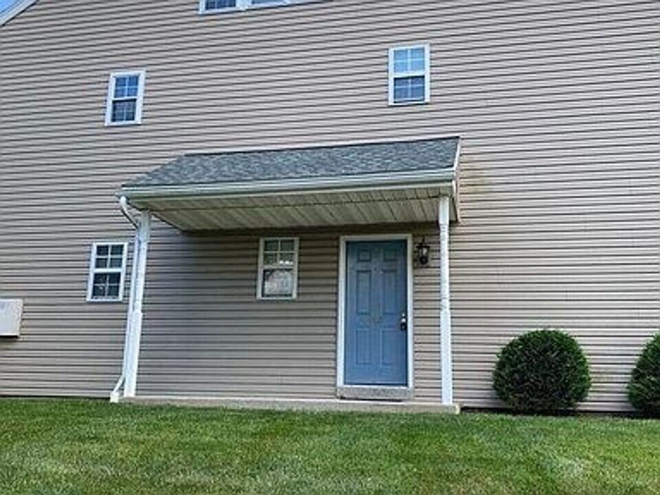 907 Christopher Dr in Wyomissing, PA - Building Photo