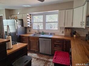 61 N Shore Rd in Voluntown, CT - Foto de edificio - Building Photo