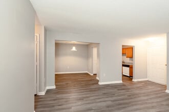 Avon Crossings in Durham, NC - Foto de edificio - Interior Photo