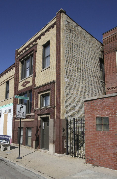 3554 W Diversey Ave in Chicago, IL - Building Photo