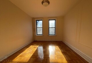 23-15 30th Ave. in Astoria, NY - Foto de edificio - Building Photo