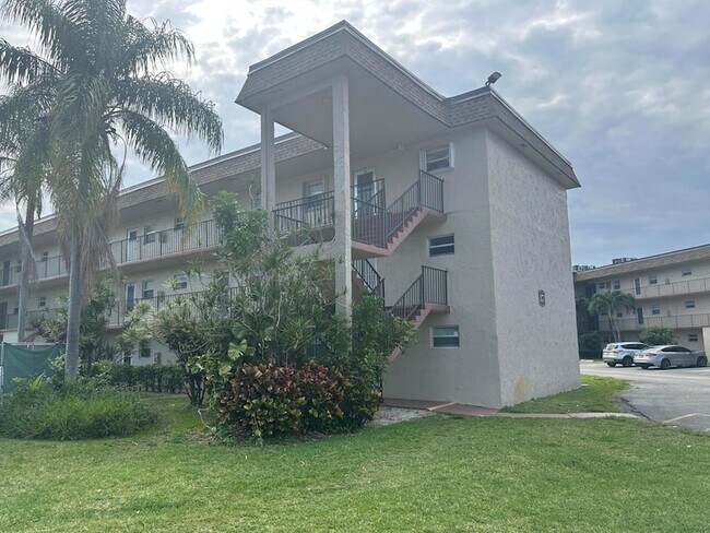 715 Lori Dr, Unit 201 in Palm Springs, FL - Building Photo - Building Photo