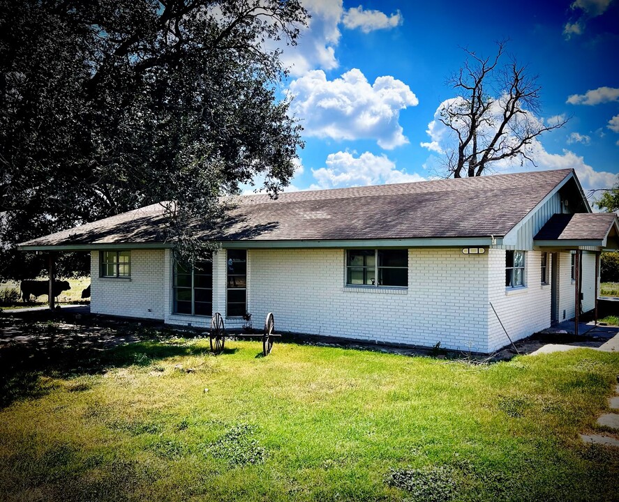 967 Elder Rd in Cuero, TX - Building Photo