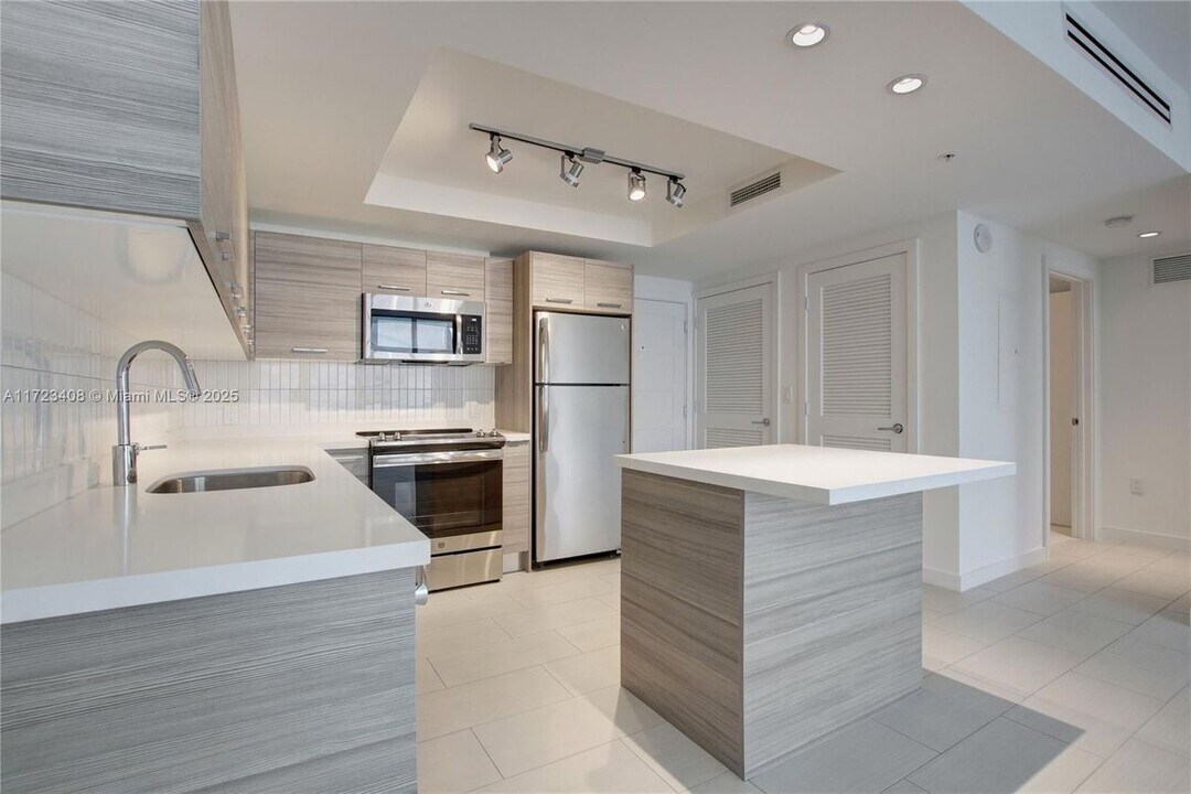 1756 N Bayshore Dr in Miami, FL - Building Photo