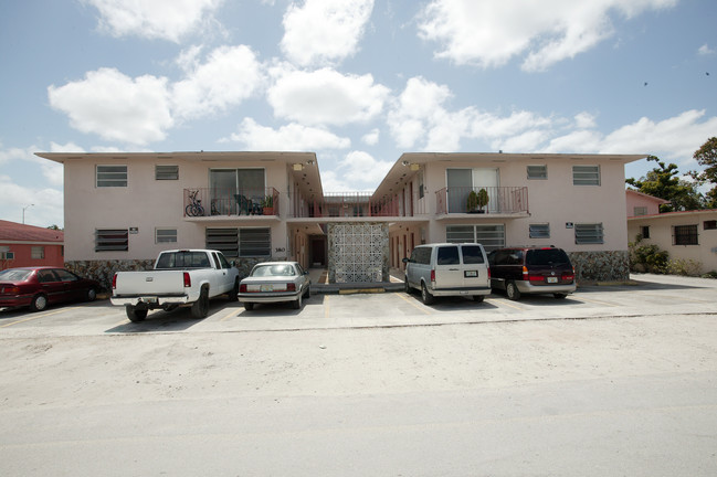 380 E 16th St in Hialeah, FL - Foto de edificio - Building Photo