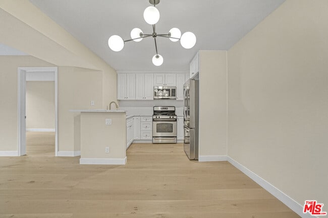 8300 Manitoba St in Los Angeles, CA - Foto de edificio - Building Photo