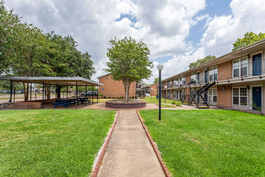 Beechnut Grove in Houston, TX - Building Photo