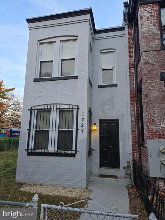 1227 I St SE in Washington, DC - Building Photo